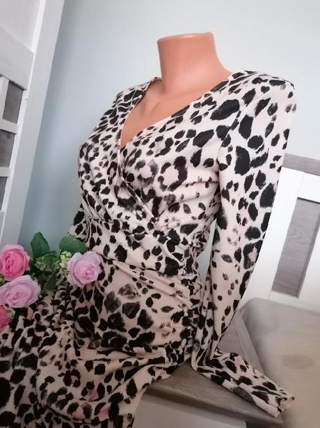 Tygrované šaty, 36