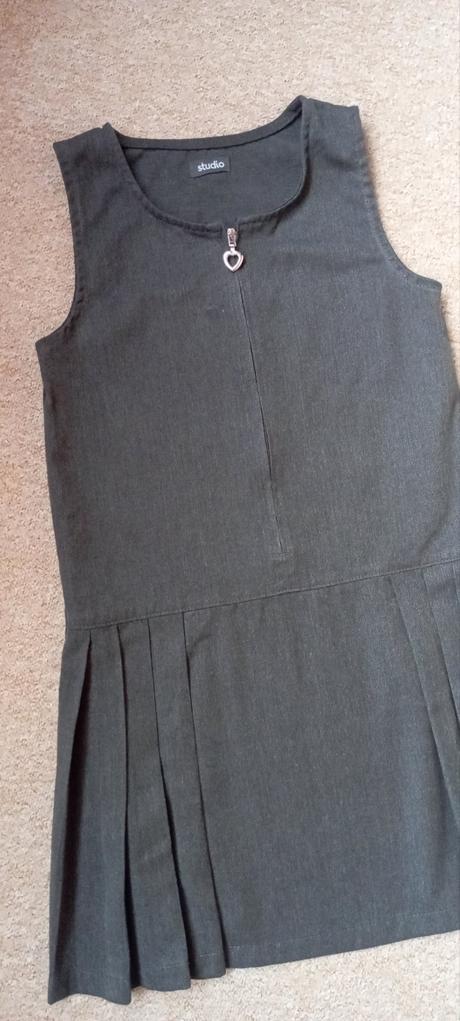 Šedé šaty zn."studio" vel."6-7let", 122