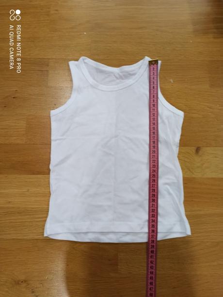 Bílý nátělník, 104