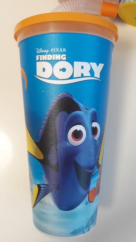 Dva kelímky dory a blesk mcqueen., 