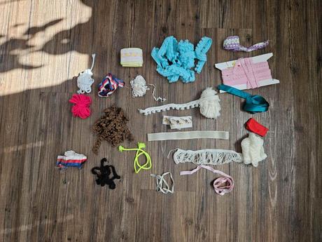 Galanterie krajky stuhy tkaničky, 