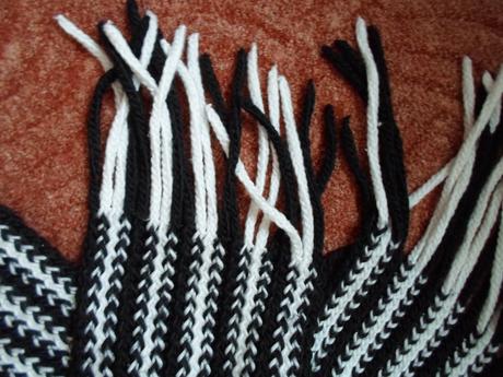 Bílá černá šála šálek, m