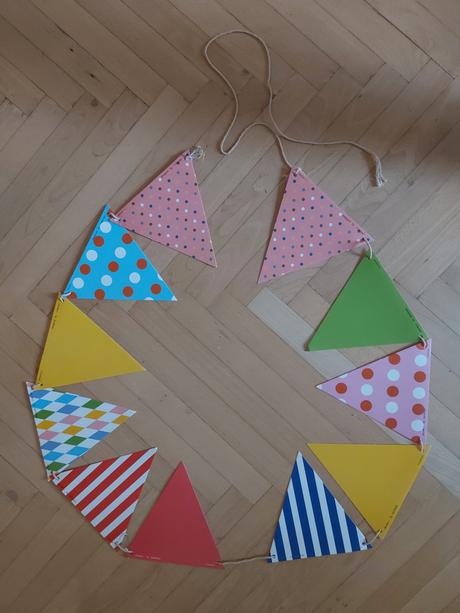 Papírová girlanda, např. na narozeniny,