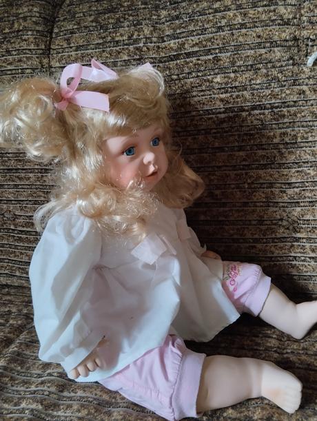 Značená porcelánová sedící panenka, 