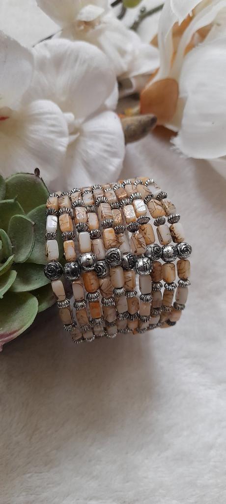 Široký korálkový náramek,
