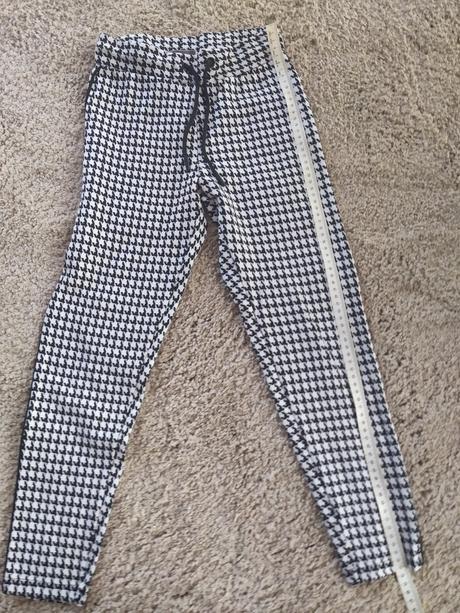 Černobílé pružné legíny, 140