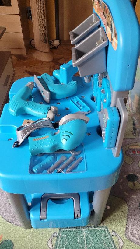 Dětský pracovní stolek a nářadí,