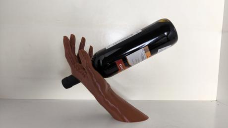 Držák na láhve ve tvaru ruky,