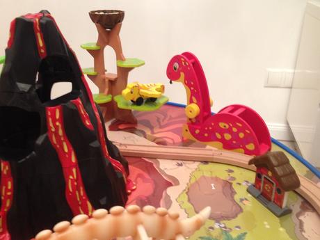 Kidkraft vláčkodráha se stolem - dinosauři, 