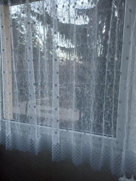 Krásná zářivě bílá záclona s jemnou stříbrnou nitk, 