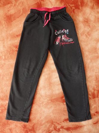 Černé tepláky s obrázkem, 134