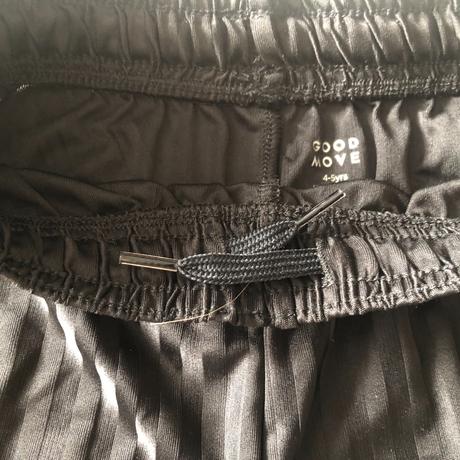 Vel. 110 černé sportovní šortky s tkaničkou, 110