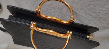 Elegantní kabelka se zlatými doplňky, 