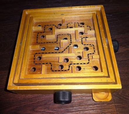 Dřevěný labyrint s kuličkou,