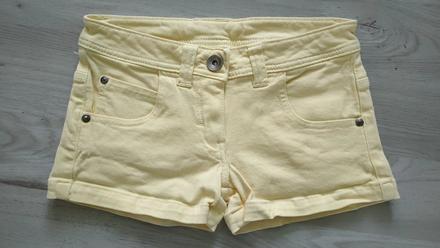 Žluté džínové šortky, 134