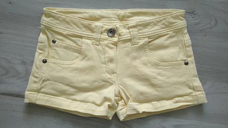Žluté džínové šortky, 134