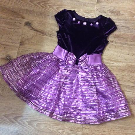 Slavnostní šaty zdobené kamínky, 98