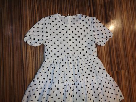 Krásné bílé volánové maxi šaty s puntíky, 140