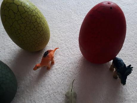 Dětská hračka - dinosauří vejce s dinosaury,
