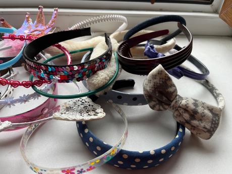 Velká hromada čelenek,