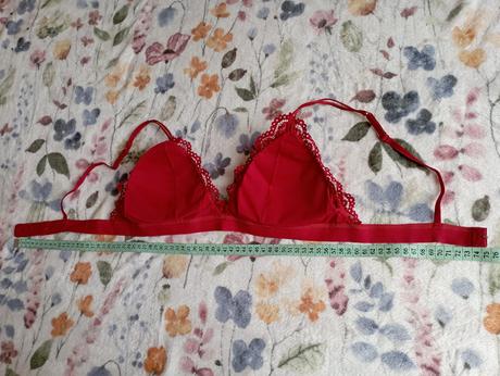 Rudá krajková braletka na zapínání, gate,m