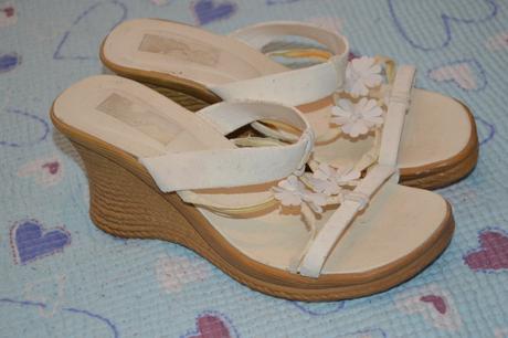 Bílé sandály, nazouváky s kytičkami, 37