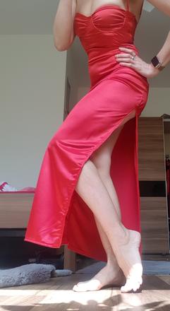 Červené šaty na ramínka, 36