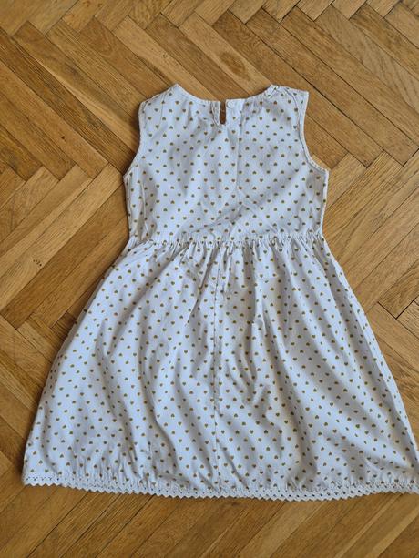Srdíčkové šaty, 122