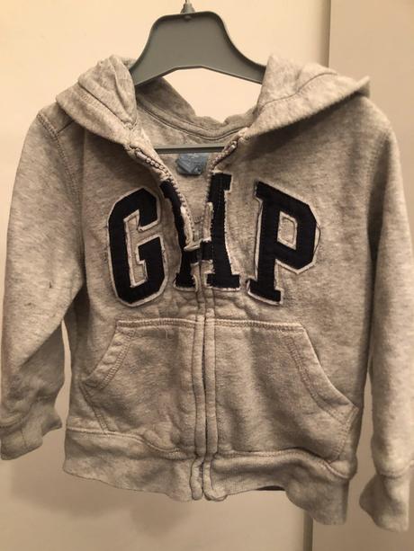 Šedivá mikina s kapucí, 92