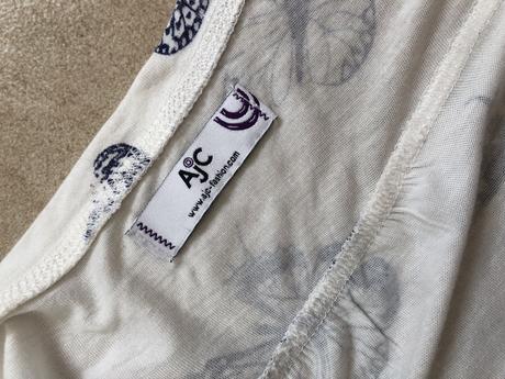 Bílé tričko s modrými motýly, velikost 32 ajc, 32