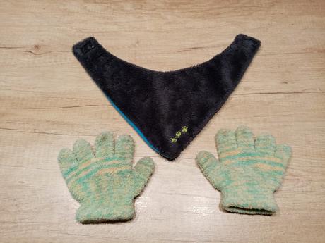 Nákrčník a rukaveice vel. asi 2-4 roky, 92