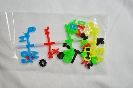 Písmenka k navlečení na náramek.,