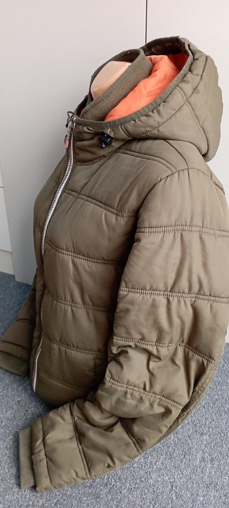 Bunda zn."esprit" vel."xs" je větší, měrte prosím, esprit