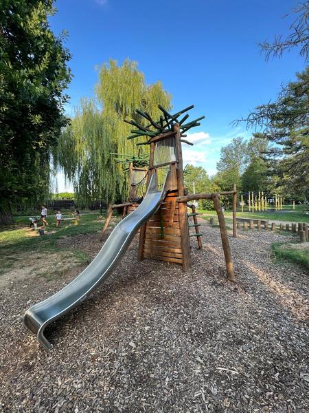 Dětské hřiště Holásky: Rodinný výlet s dětmi u Brna