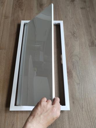 Plastový otvor s dvířky, 