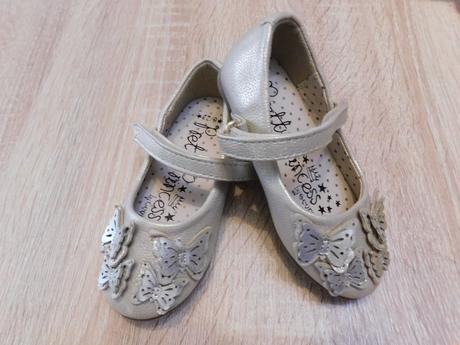 Dívčí baleríny s motýlky, 23