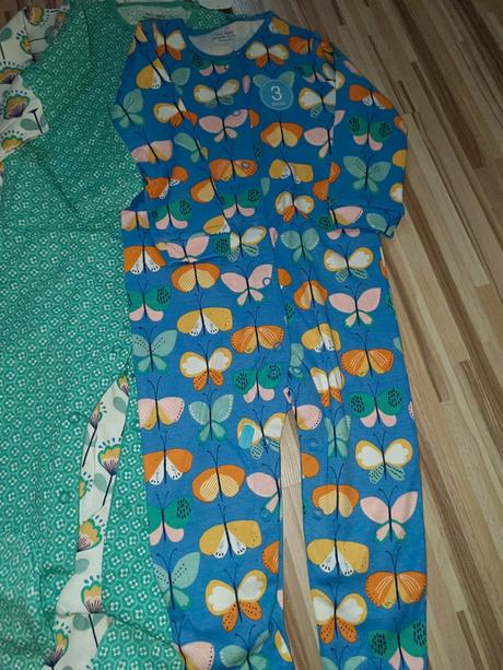 Set 3 pyžam, pyžamek, overalů s motýly, květy 86 n, next,86