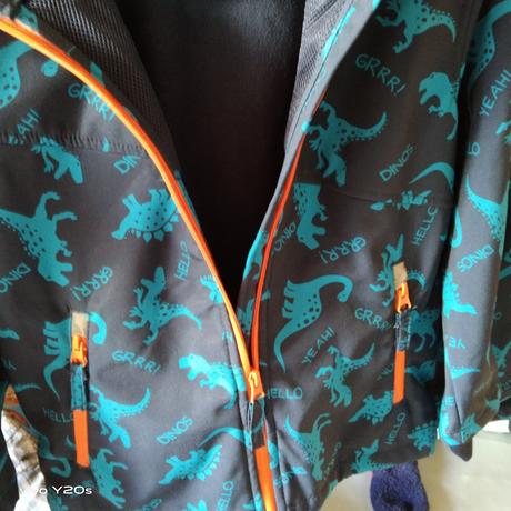 2 softshellové bundy s dinosaury, 122