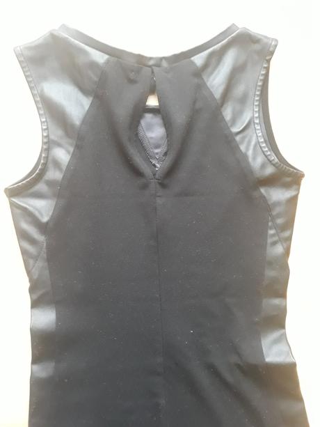 Cerne upnute saty s prvky z kozenky, s