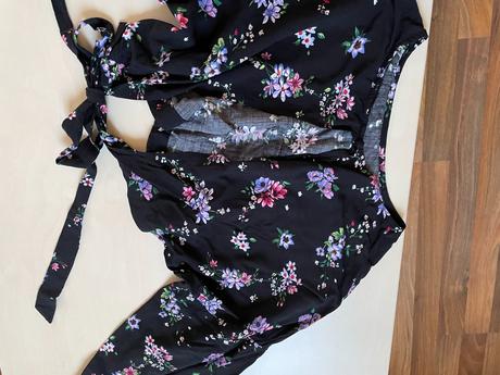 Květovaný crop top s průstřihem zad, vel xs, sinsa, sinsay,xs