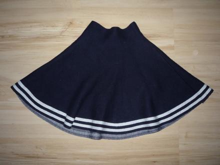 Teplejší tmavě modrá sukně, 134