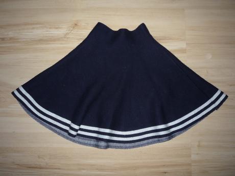 Teplejší tmavě modrá sukně, 134