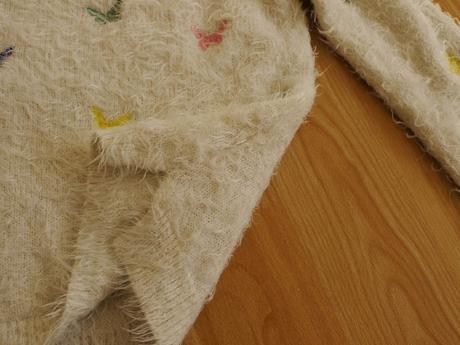 Chlupaty svetrik bily s motylky ve. 122/128, h&m,122