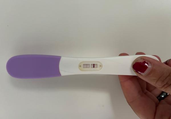 Šestý den bez menstruace a bolesti břicha. Je něco špatně?