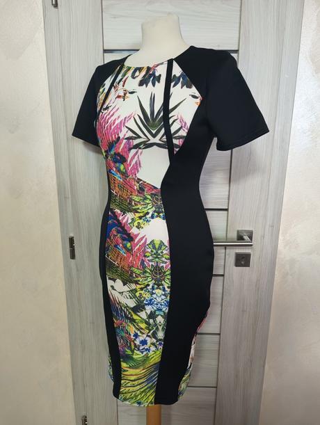 Elegantní, květované šaty ke kolenům., m