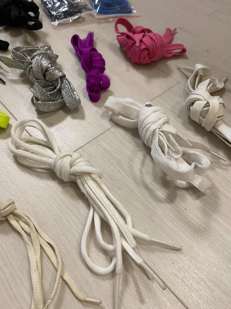 Tkaničky, šňůrky, 