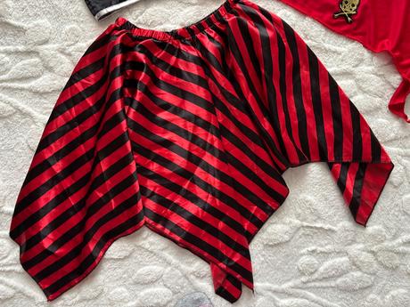 An27/ kostým pirátka - v.7/8 let, 