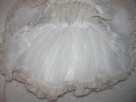 Smetanově bílé pružné šaty s tutu sukní, 98