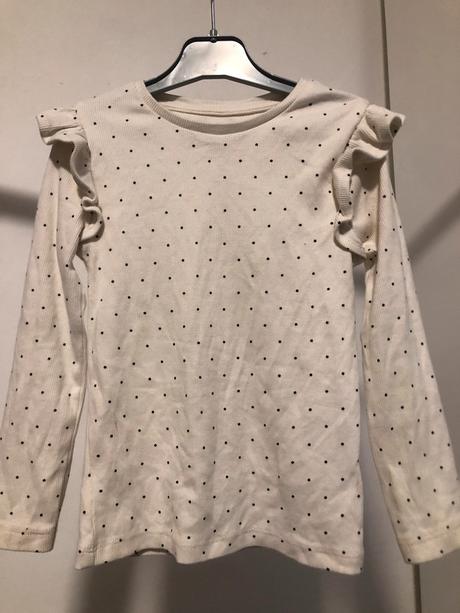 Bílé triko s puntíčky, 104