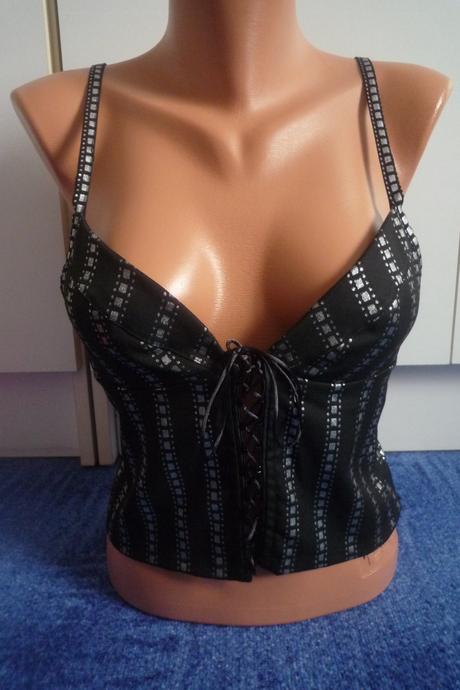 Sexy top s všitou podprsenkou, s